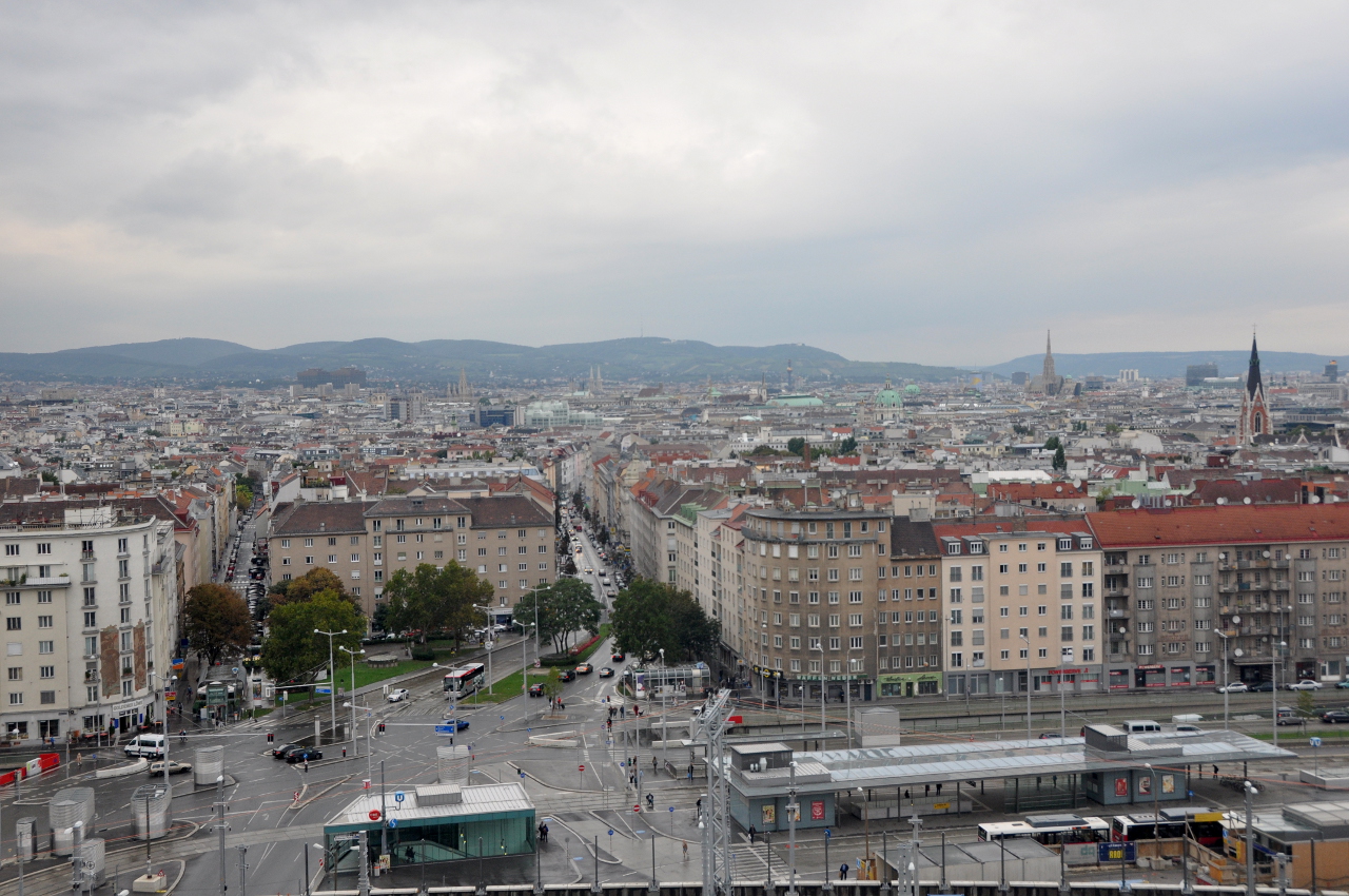  |Blick vom Aussichtsturm beim neuen Wiener Hauptbahnhof nach Norden übers Stadtzentrum, hinten Kahlen- und Leopoldsberg